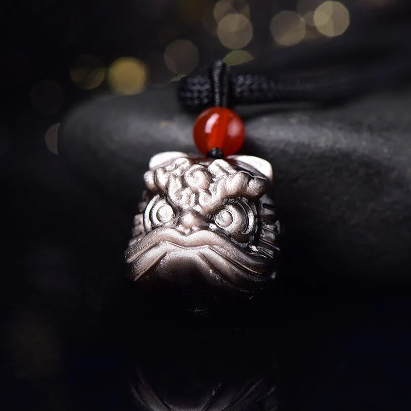 Collana con ciondolo di protezione del leone danzante in ossidiana lucida d'argento naturale Buddha Stones - Image 2