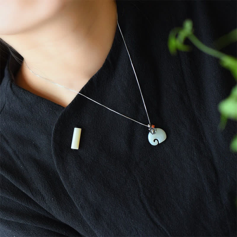 Collana con ciondolo di protezione del loto dell'elefante in giada bianca - Image 3