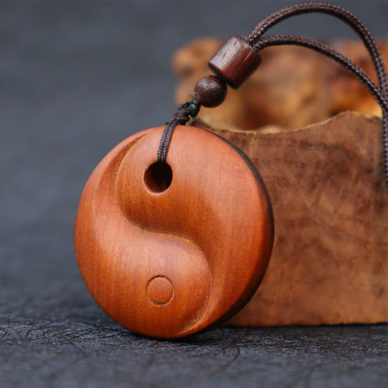Collana con ciondolo di protezione della fortuna Yin Yang in legno di giuggiola colpito da fulmini Buddha Stones - Image 2