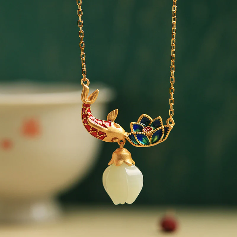 Collana con ciondolo di protezione in rame con pesce koi in giada bianca e Buddha Stones