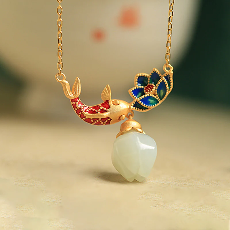Collana con ciondolo di protezione in rame con pesce koi in giada bianca e Buddha Stones - Image 2