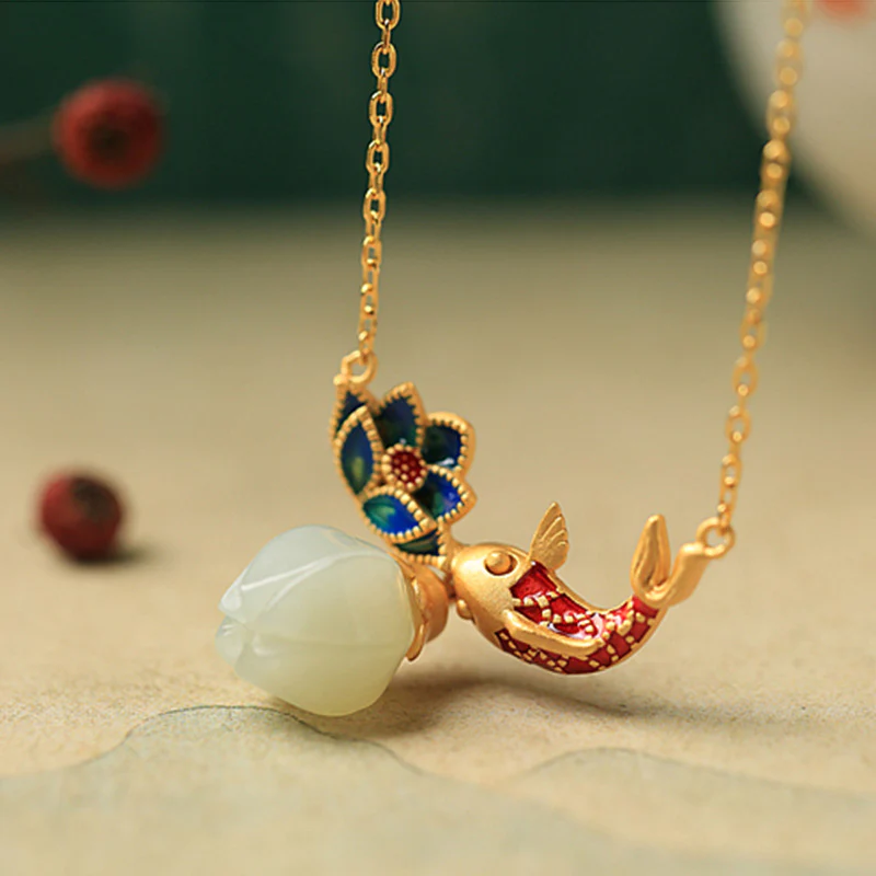 Collana con ciondolo di protezione in rame con pesce koi in giada bianca e Buddha Stones - Image 3
