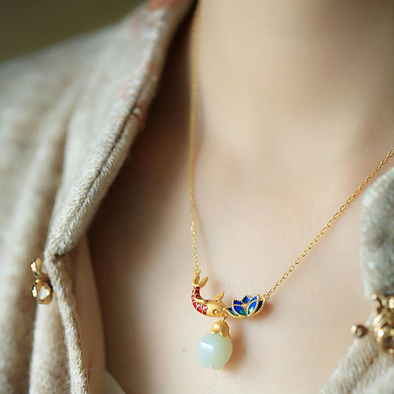 Collana con ciondolo di protezione in rame con pesce koi in giada bianca e Buddha Stones - Image 4