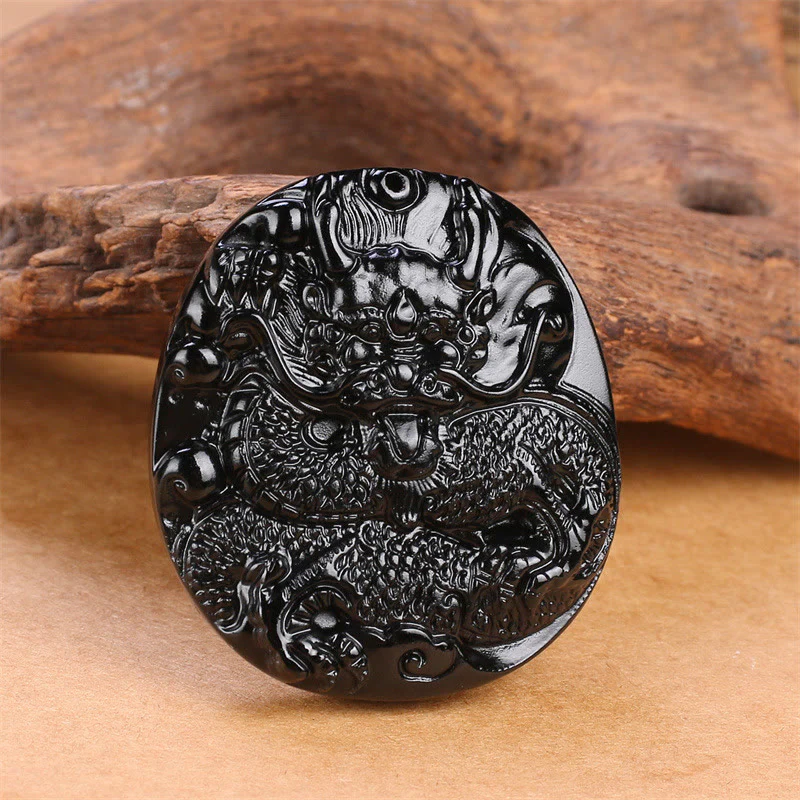 Collana con ciondolo di protezione in ossidiana nera naturale con drago intagliato rotondo in Buddha Stones - Image 2