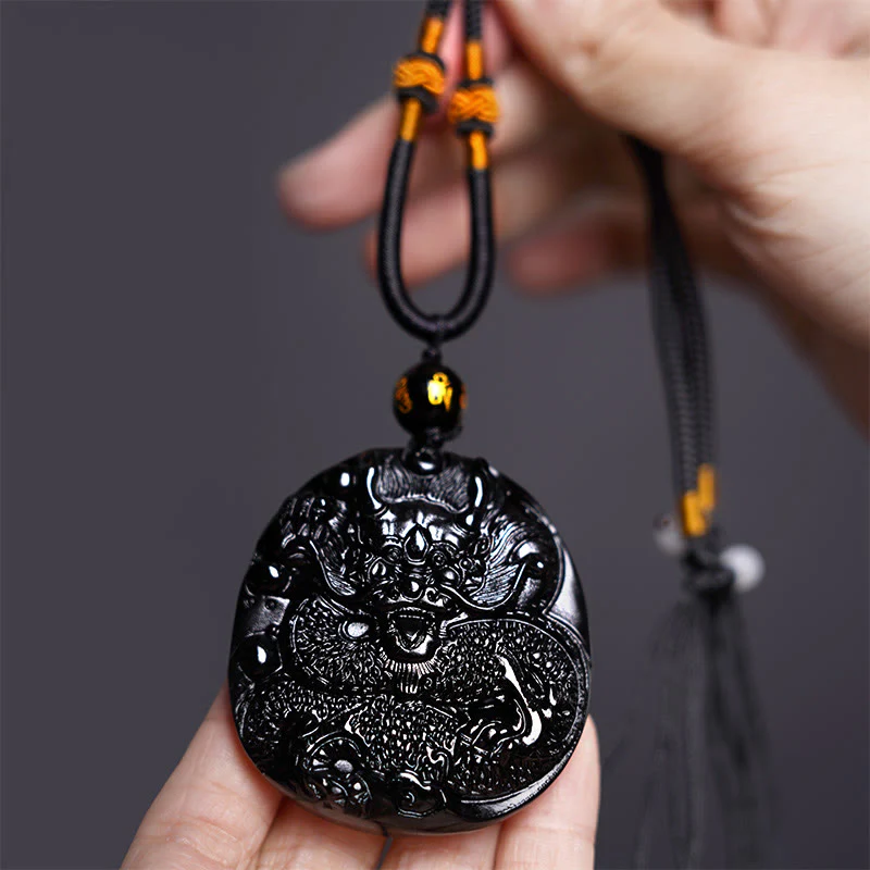 Collana con ciondolo di protezione in ossidiana nera naturale con drago intagliato rotondo in Buddha Stones - Image 3