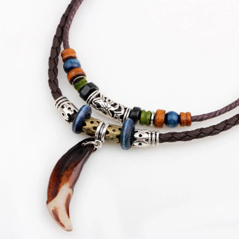 Collana con ciondolo etnica con motivo a denti di lupo e perline, simbolo della ricchezza - Image 2