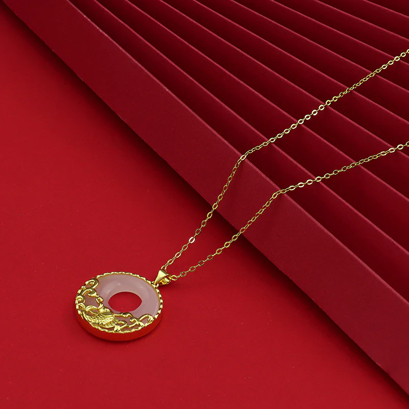Collana con ciondolo in acciaio al titanio e pesce koi in giada bianca e prosperità - Image 3