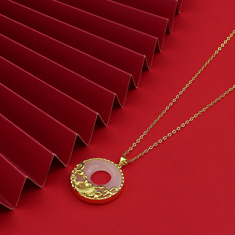 Collana con ciondolo in acciaio al titanio e pesce koi in giada bianca e prosperità - Image 4