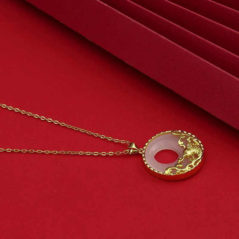 Collana con ciondolo in acciaio al titanio e pesce koi in giada bianca e prosperità - Image 5
