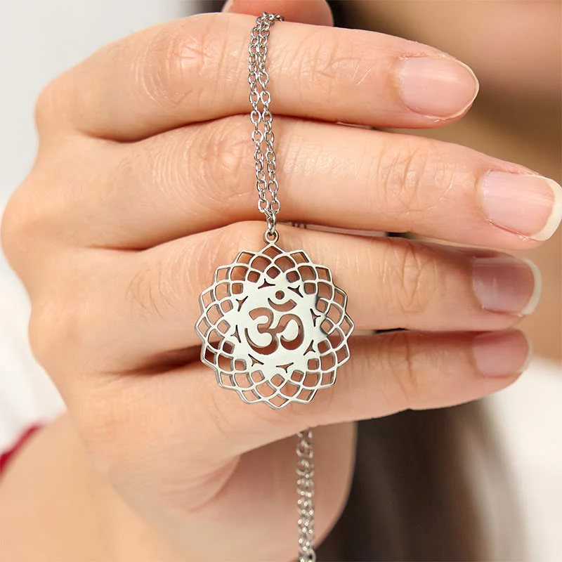 Collana con ciondolo in acciaio inossidabile con simbolo Om Buddha Stones, motivo: loto cavo - Image 14