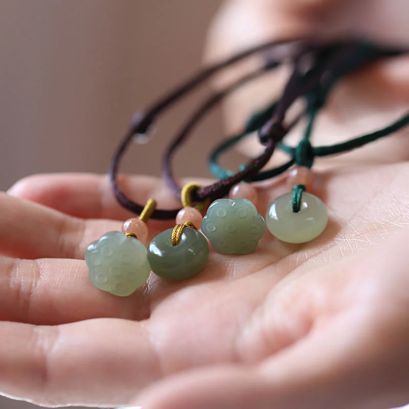 Collana con ciondolo in corda con fibbia della pace in giada rotonda naturale Buddha Stones Lotus Abundance