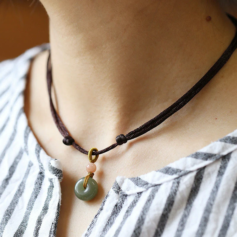 Collana con ciondolo in corda con fibbia della pace in giada rotonda naturale Buddha Stones Lotus Abundance - Image 10
