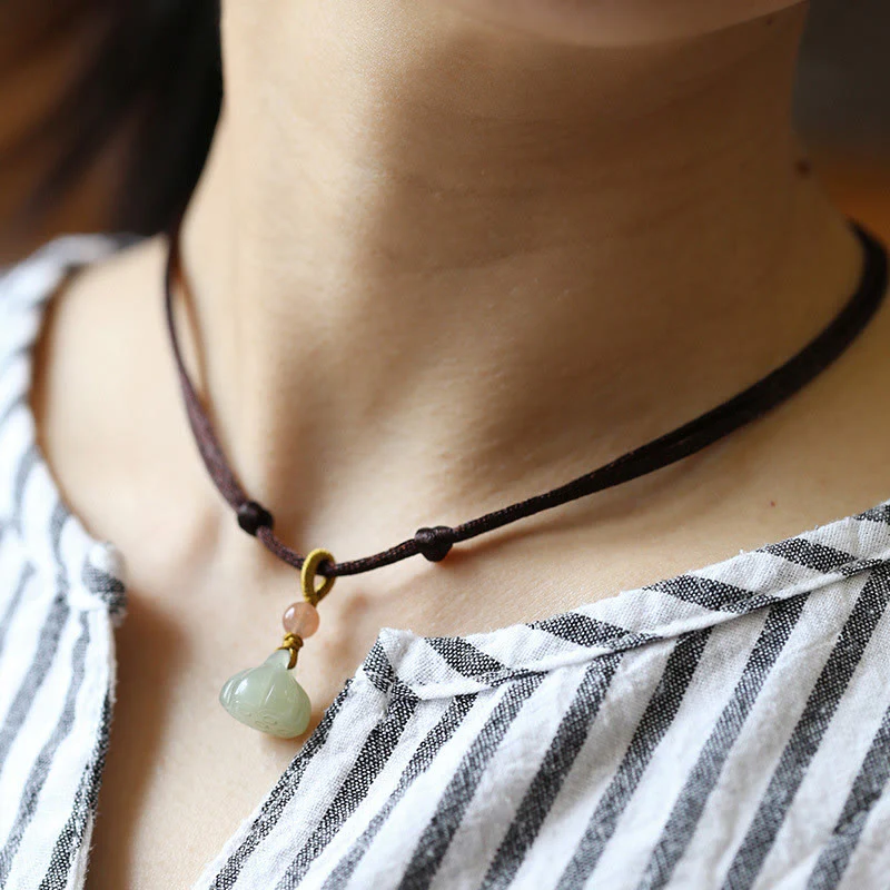Collana con ciondolo in corda con fibbia della pace in giada rotonda naturale Buddha Stones Lotus Abundance - Image 13