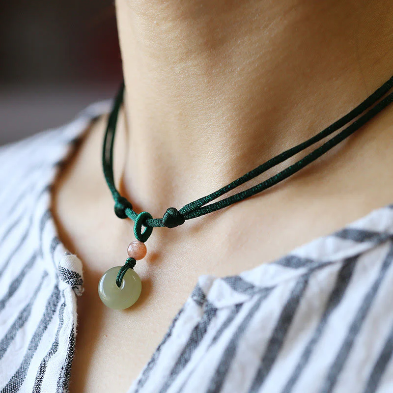 Collana con ciondolo in corda con fibbia della pace in giada rotonda naturale Buddha Stones Lotus Abundance - Image 2