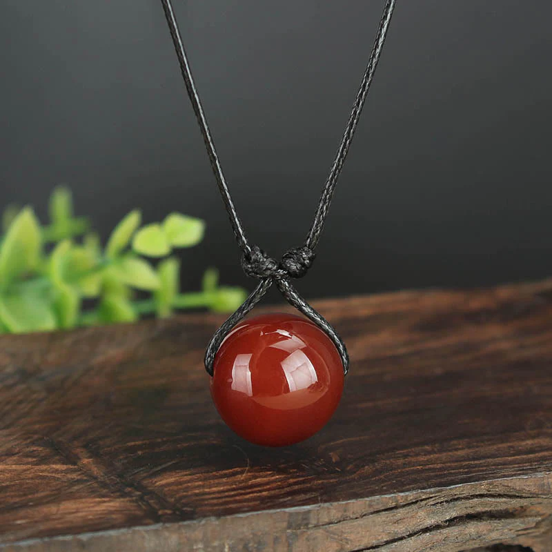 Collana con ciondolo in corda di pelle con perline di agata rossa e Buddha Stones