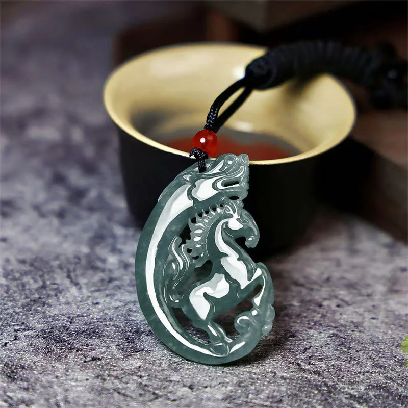 Collana con ciondolo in giada e drago con Buddha Stones e portafortuna dell'anno del cavallo