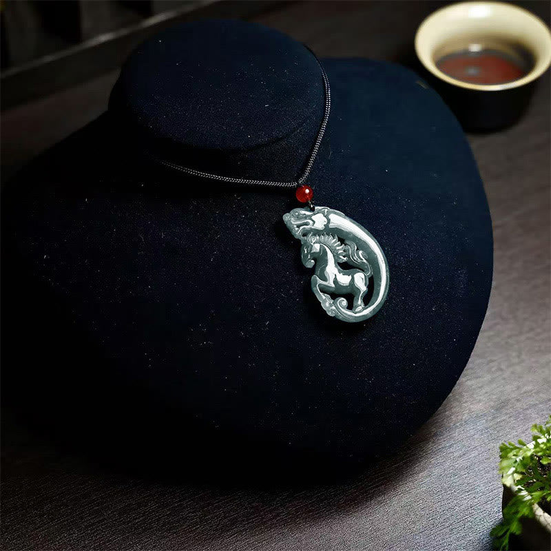 Collana con ciondolo in giada e drago con Buddha Stones e portafortuna dell'anno del cavallo - Image 3
