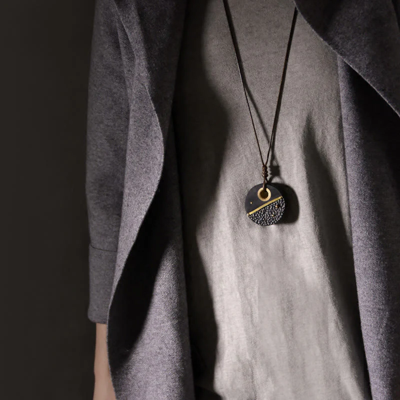 Collana con ciondolo in ottone e rame con Buddha Stones, realizzata a mano, in legno di ebano e pietra della pace - Image 4
