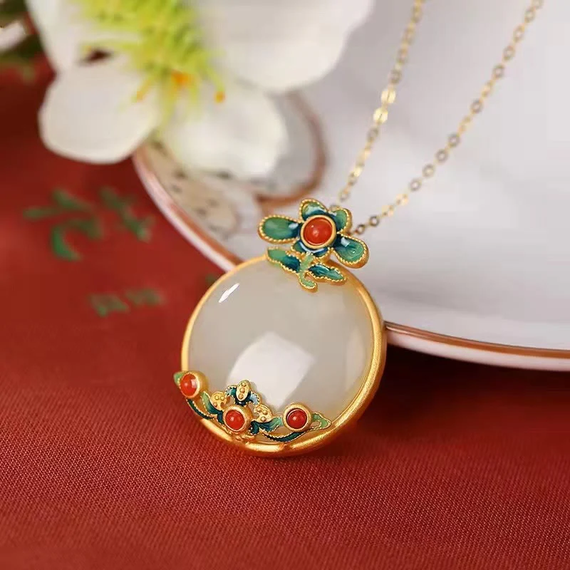 Collana con ciondolo portafortuna con fiore di giada bianca e agata rossa