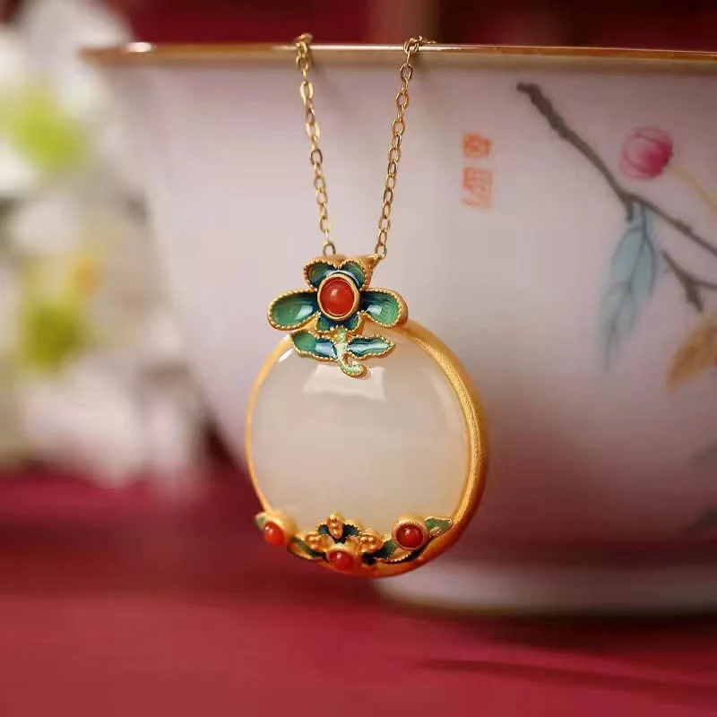 Collana con ciondolo portafortuna con fiore di giada bianca e agata rossa - Image 2