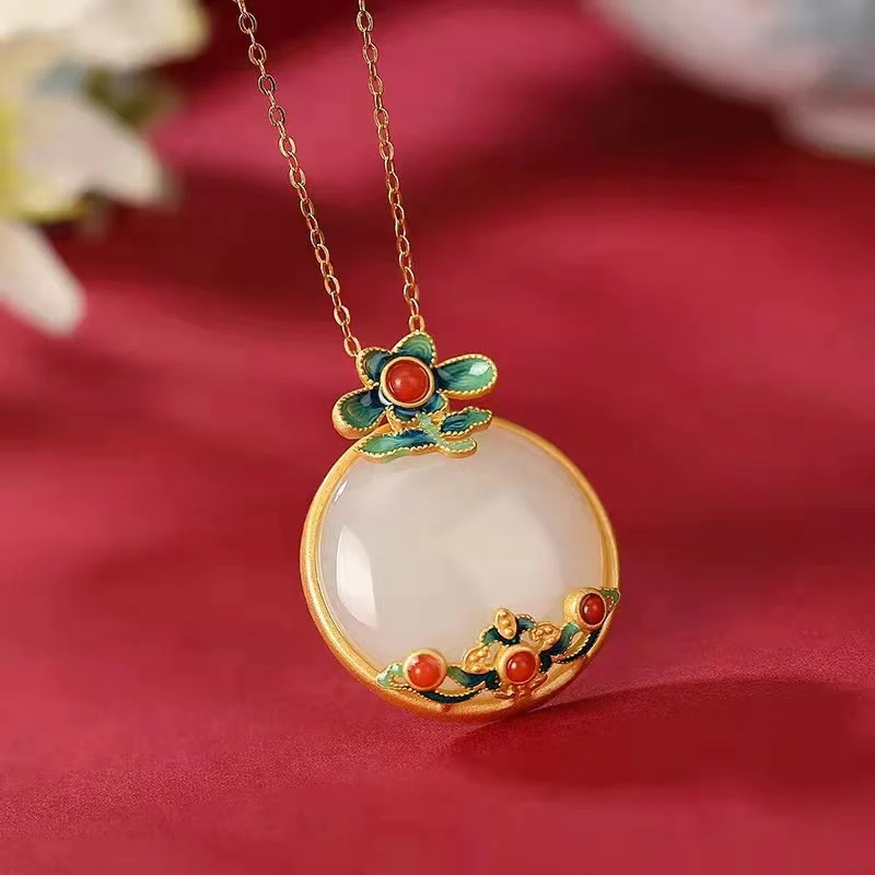 Collana con ciondolo portafortuna con fiore di giada bianca e agata rossa - Image 3