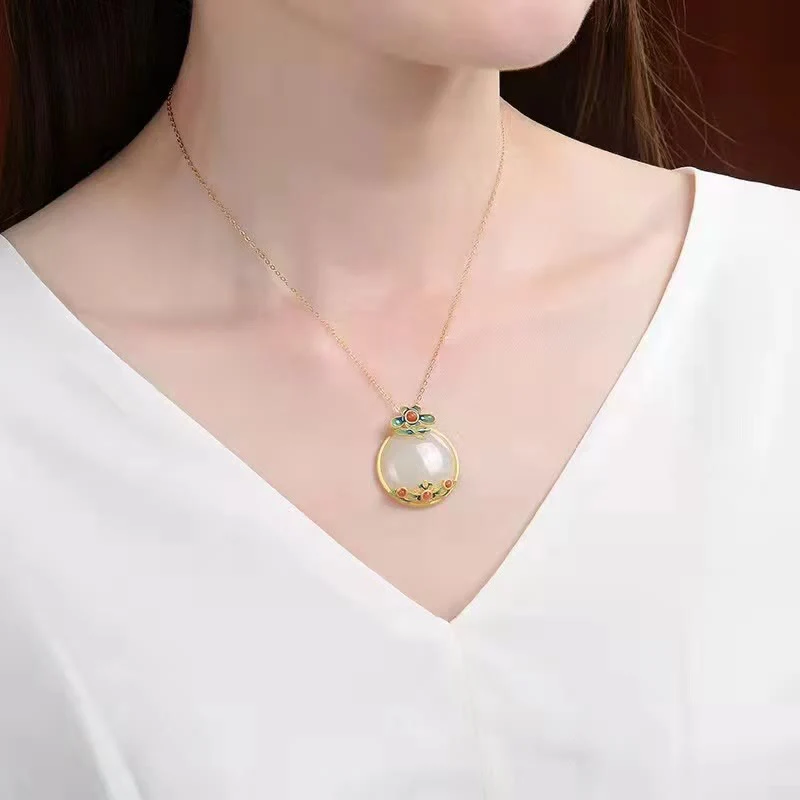 Collana con ciondolo portafortuna con fiore di giada bianca e agata rossa - Image 4
