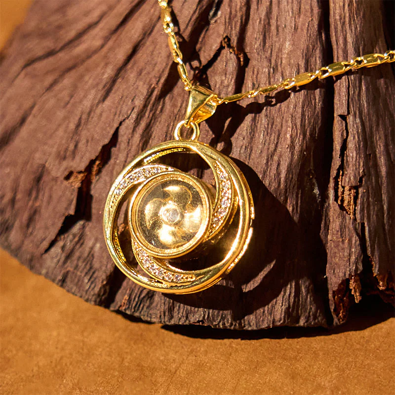 Collana con ciondolo portafortuna girevole a forma di mulino a vento in ottone placcato oro Buddha Stones - Image 15