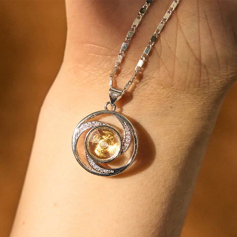 Collana con ciondolo portafortuna girevole a forma di mulino a vento in ottone placcato oro Buddha Stones - Image 3
