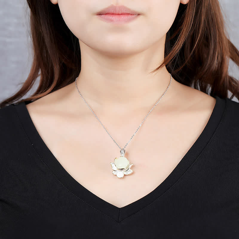 Collana della felicità con fiore di loto in giada bianca - Image 3