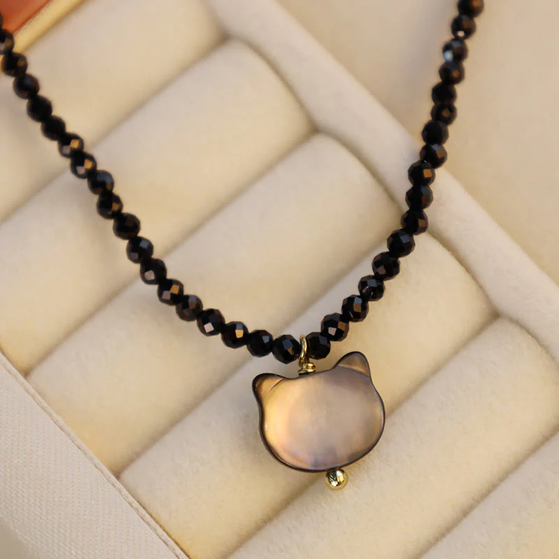 Collana girocollo con ciondolo a forma di gatto carino e spinello nero Buddha Stones