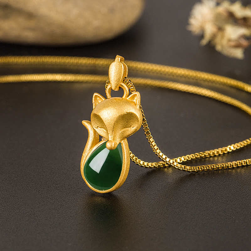 Collana pendente con motivo a volpe in calcedonio verde Buddha Stones - Image 2