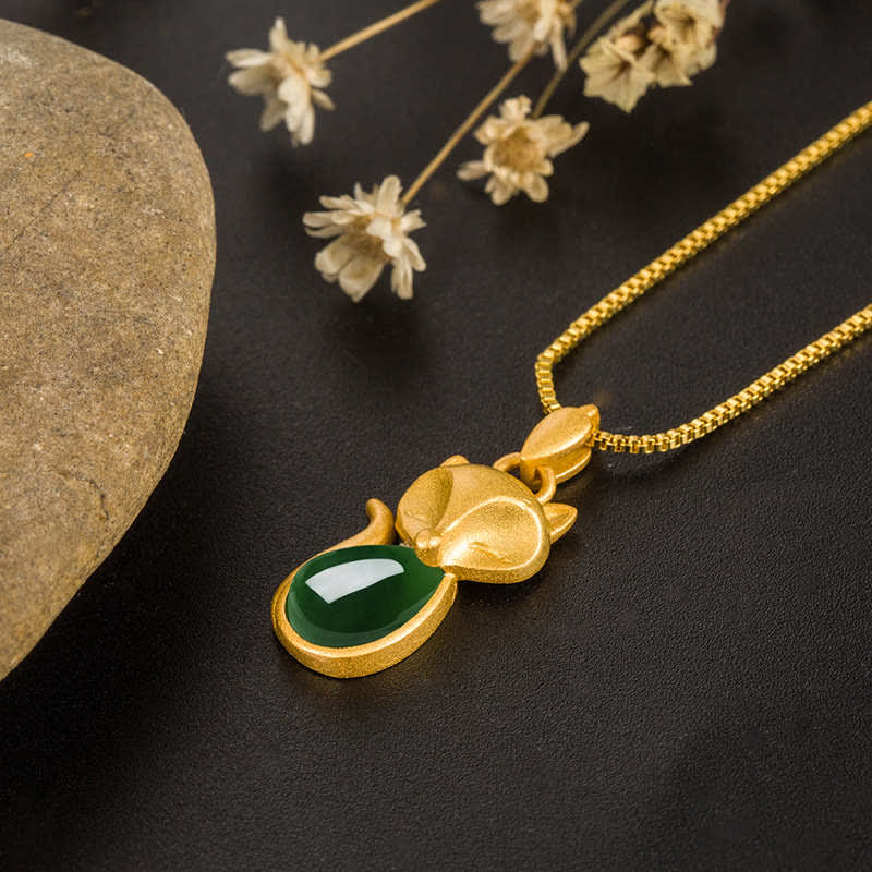 Collana pendente con motivo a volpe in calcedonio verde Buddha Stones - Image 3