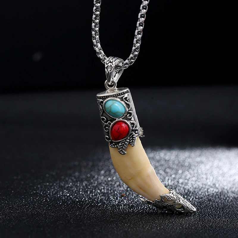 Collana pendente in acciaio al titanio con dente di lupo imitazione