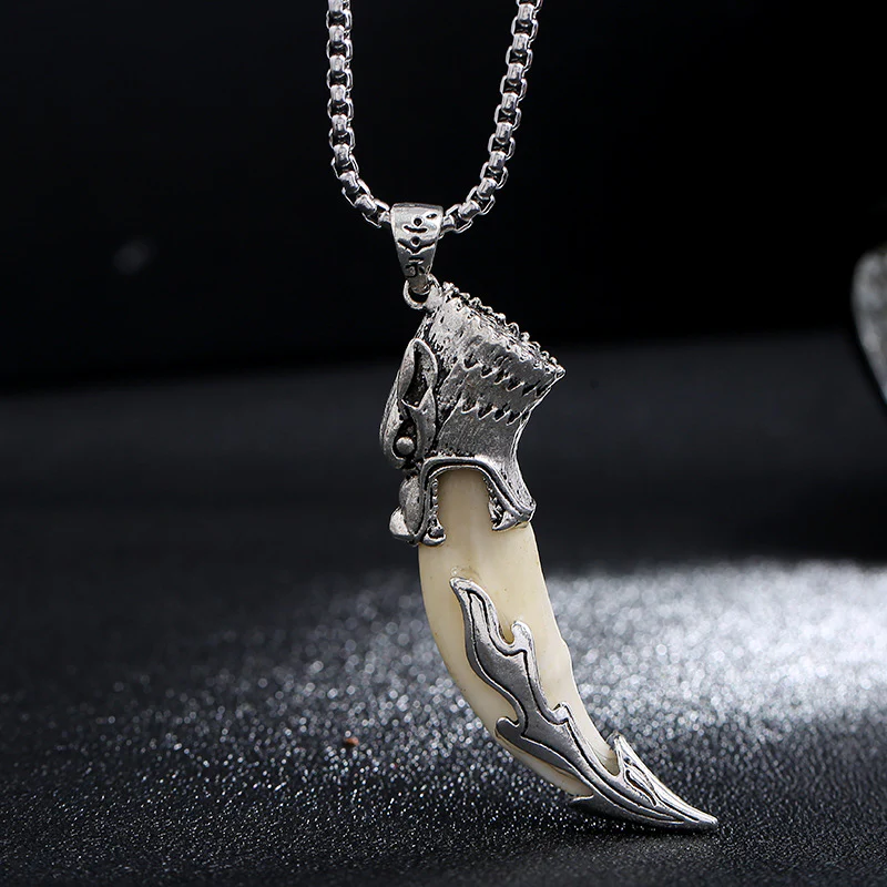 Collana pendente in acciaio al titanio con dente di lupo imitazione - Image 4