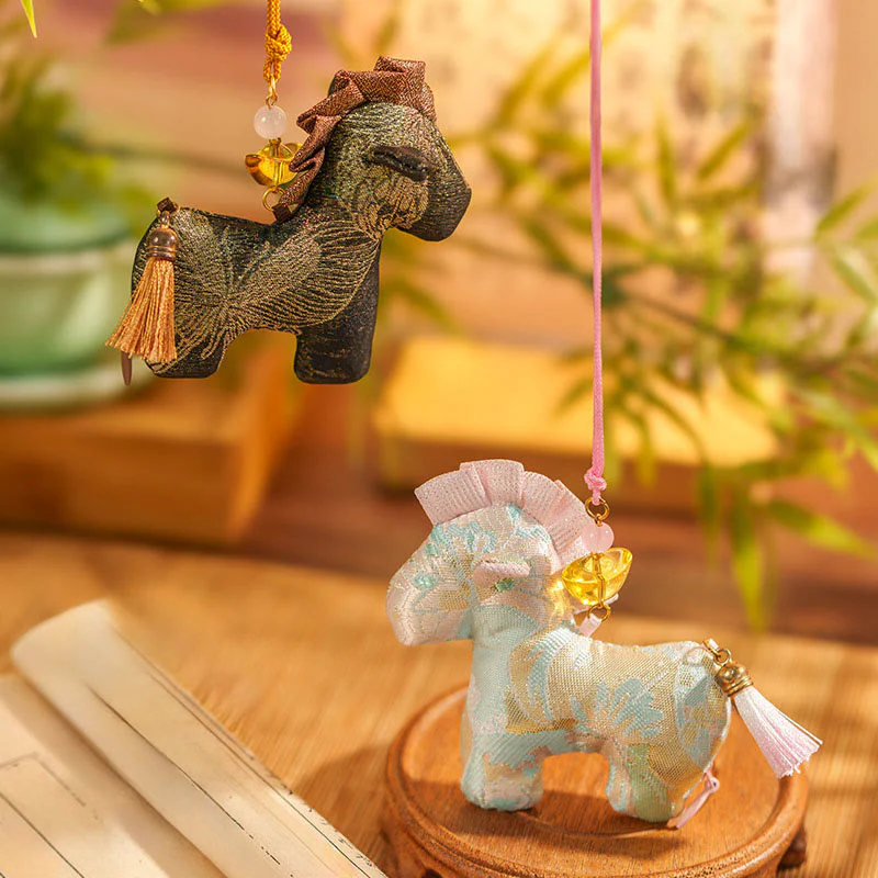 Decorazione da appendere con ricamo a nappa in corda rossa, motivo Buddha Stones Year of the Horse - Image 20