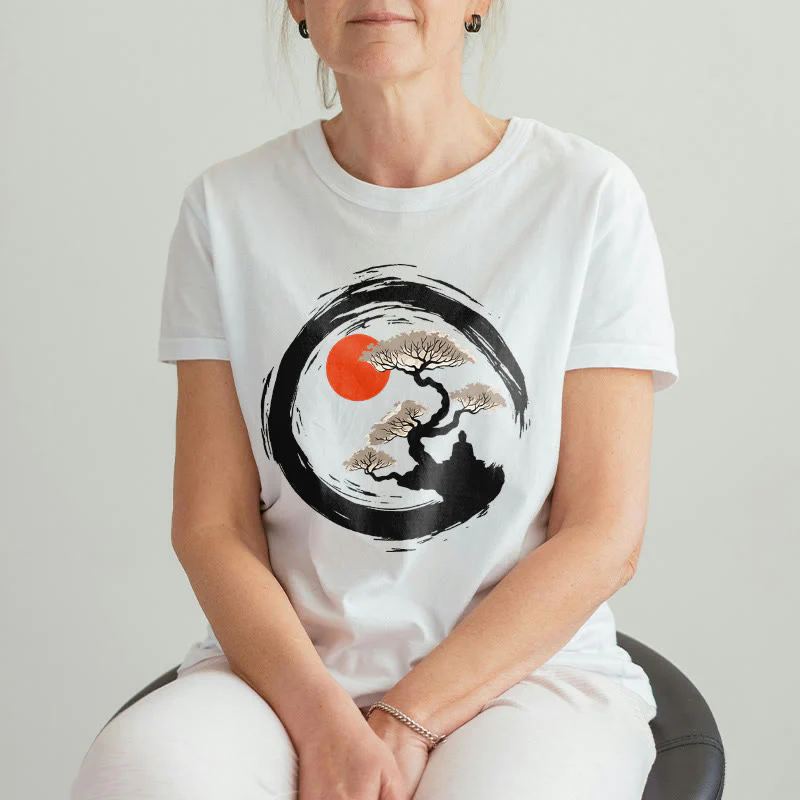 Maglietta Buddha Stones Red Sun Pine Zen Circle Meditazione Buddha Tee - Image 11