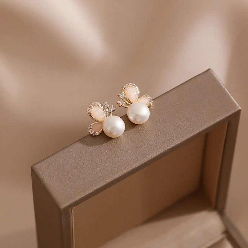 Orecchini a Buddha Stones placcati oro 18k con perle e farfalle, amore e libertà