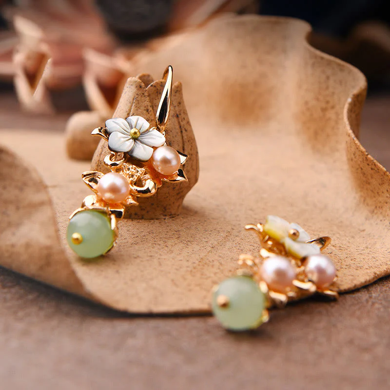 Orecchini pendenti in pietra di tridacna placcata in oro 14K con perle di avventurina verde e fiore di perle Buddha Stones - Image 3