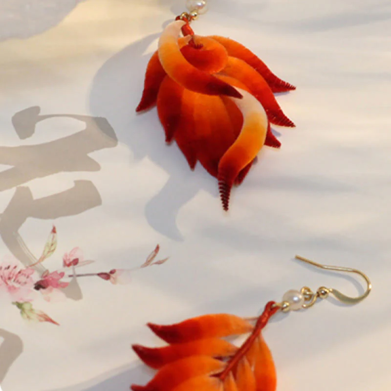 Orecchini pendenti in velluto con fiore di seta di gelso, fatti a mano, in rame placcato oro 14K, con piume rosse e Buddha Stones - Image 4