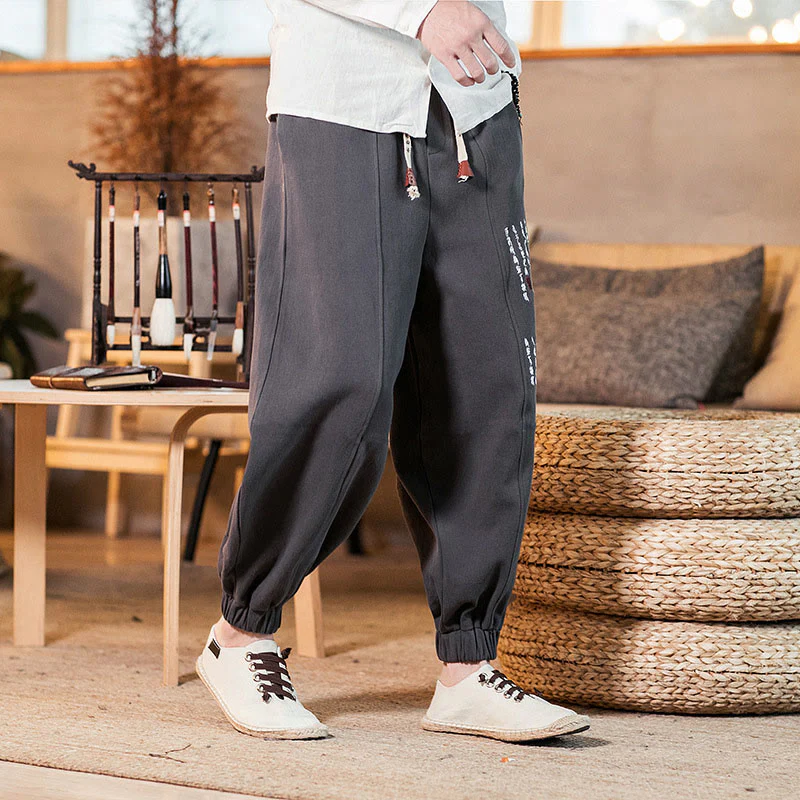 Pantaloni da uomo in cotone con tasche e motivo a caratteri cinesi ricamati con Buddha Stones - Image 5