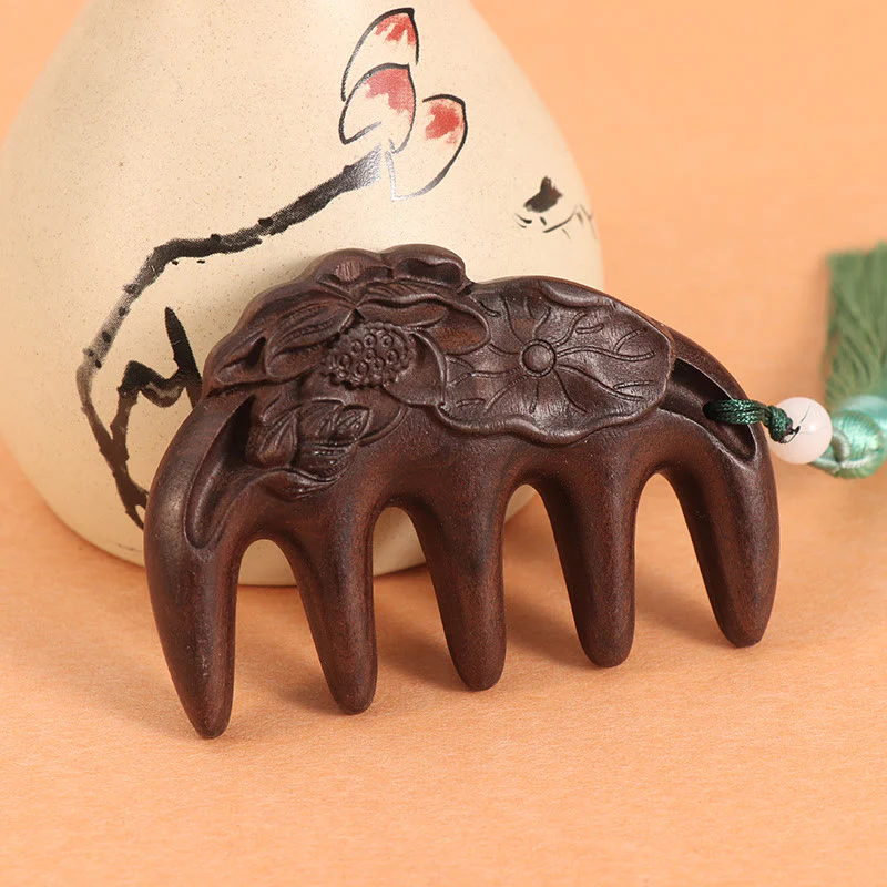 Pettine con nappa lenitiva inciso con fiori di prugna, fiori di loto e pesce koi in legno di sandalo verde - Image 11