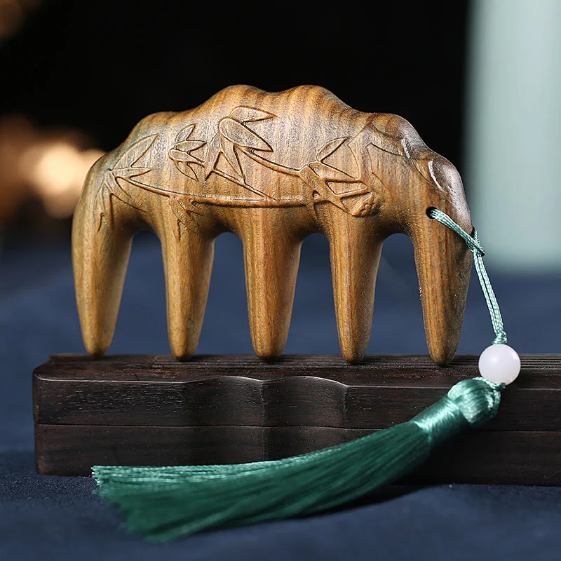 Pettine con nappa lenitiva inciso con fiori di prugna, fiori di loto e pesce koi in legno di sandalo verde - Image 14