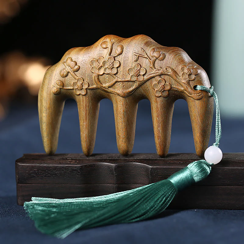 Pettine con nappa lenitiva inciso con fiori di prugna, fiori di loto e pesce koi in legno di sandalo verde - Image 15