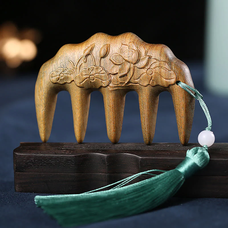 Pettine con nappa lenitiva inciso con fiori di prugna, fiori di loto e pesce koi in legno di sandalo verde - Image 16