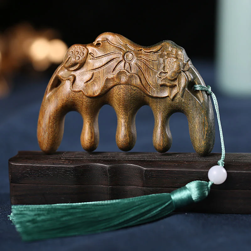 Pettine con nappa lenitiva inciso con fiori di prugna, fiori di loto e pesce koi in legno di sandalo verde - Image 17