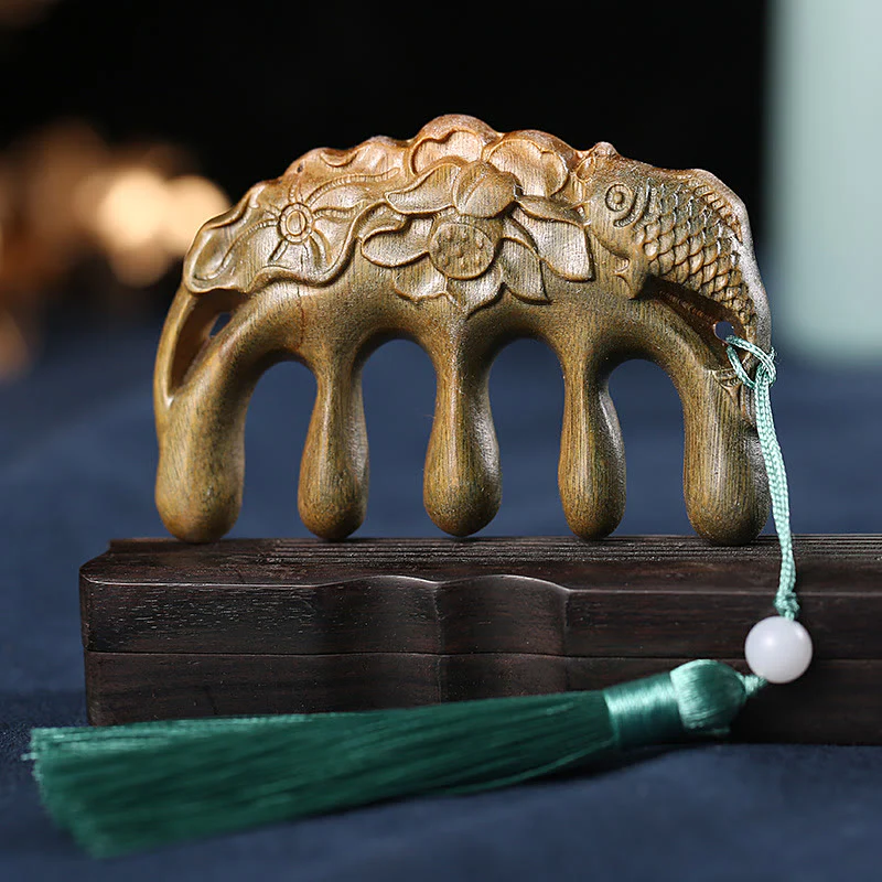 Pettine con nappa lenitiva inciso con fiori di prugna, fiori di loto e pesce koi in legno di sandalo verde - Image 18