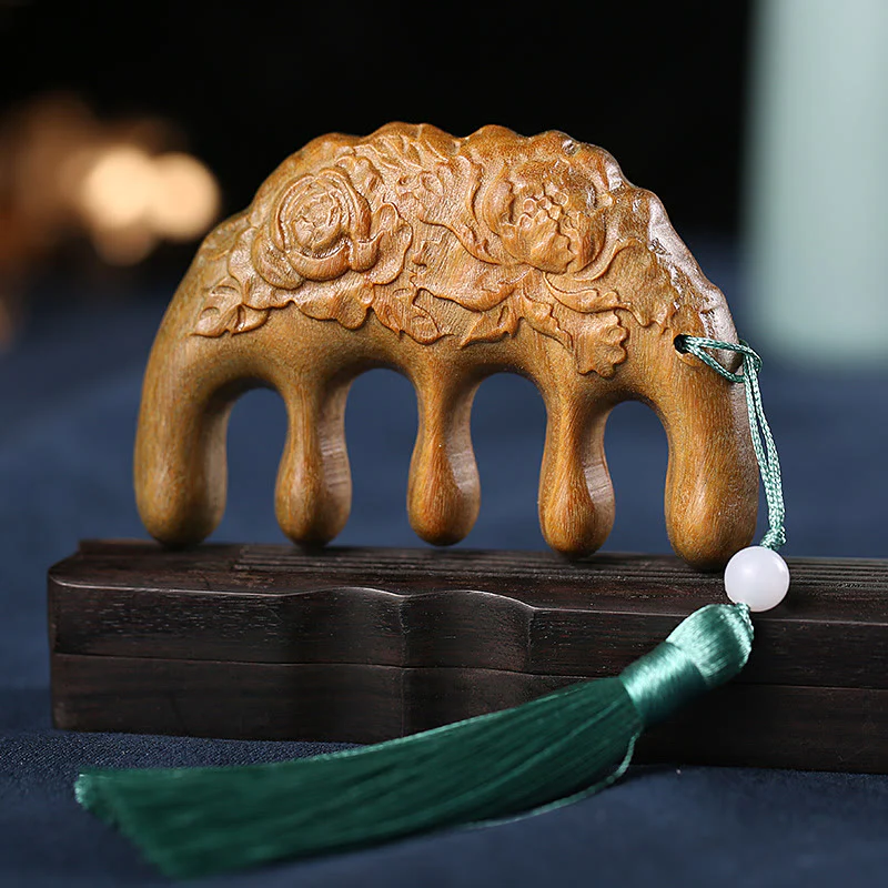 Pettine con nappa lenitiva inciso con fiori di prugna, fiori di loto e pesce koi in legno di sandalo verde - Image 19