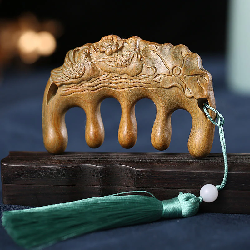 Pettine con nappa lenitiva inciso con fiori di prugna, fiori di loto e pesce koi in legno di sandalo verde - Image 20