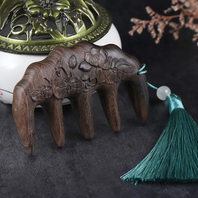 Pettine con nappa lenitiva inciso con fiori di prugna, fiori di loto e pesce koi in legno di sandalo verde - Image 3