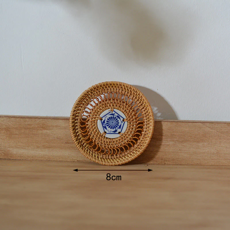 Sottobicchiere per tazza da tè in rattan con motivo floreale in ceramica - Image 3